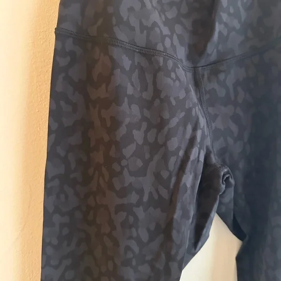 Lululemon Athletica Women’s Black Patterned Leggings - Picture 3 of 5